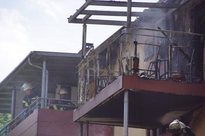 Stuttgart-Feuerbach: Brand in Mehrfamilienhaus loest Grossalarm der Feuerwehr aus